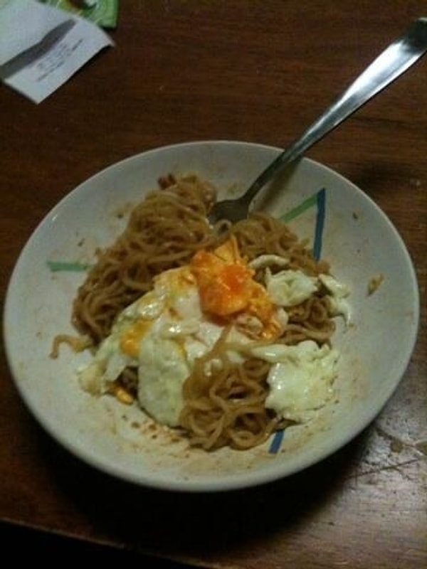 4. Гордон Рамзи курит в сторонке