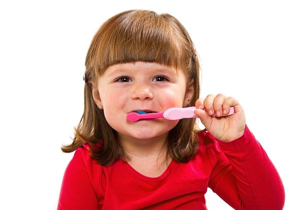 AP bununla yetinmeyip, diğer bağımsız çalışmaları mercek altına almış ve diş fırçalamak ile diş fırçalamak + diş ipi kullanmak arasındaki farkı incelemiş.