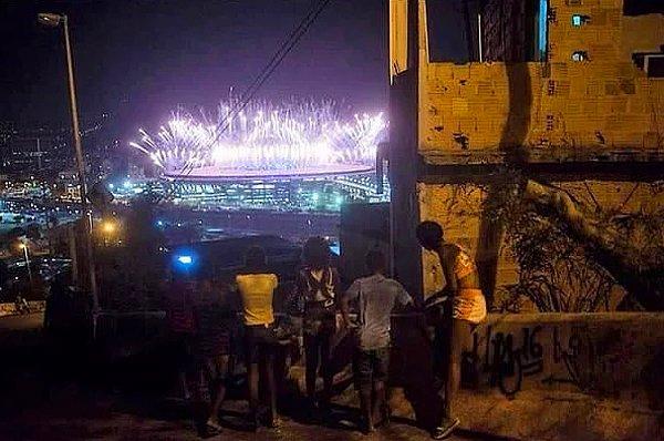 Rio'daki açılış törenlerini izleyen çocuklar...