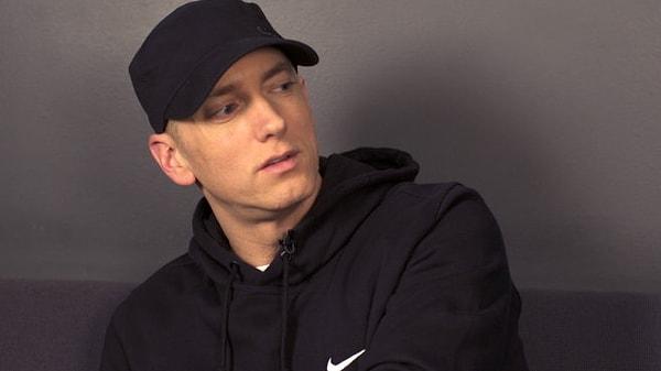 7. Eminem'in anneden de, babadan da hiç gün yüzü görmediğini bilmeyen yoktur heralde...