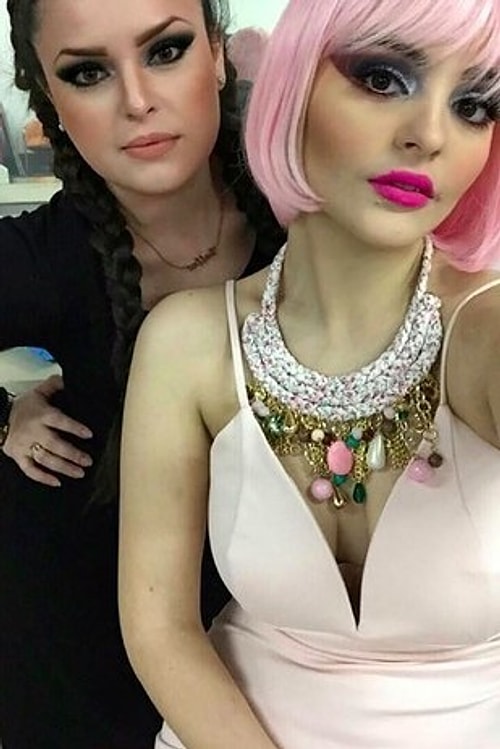 Bunun üzerine annesi, Andrea'nın hikayesini ve modellik tutkusunu birkaç fotoğrafçı ve mankenlik ajansı ile paylaştı.