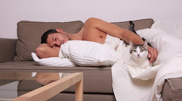 4. Evli çiftlerin %12'si ayrı yataklarda uyuyor.
