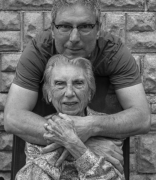 Sanatçı Tony Luciani ve 93 yaşındaki annesi iki yıldır birlikte yaşıyorlar. Çünkü kalçası kırıldıktan kısa bir süre sonra demans teşhisi konulan yaşlı kadın artık yalnız başına kalamıyor.