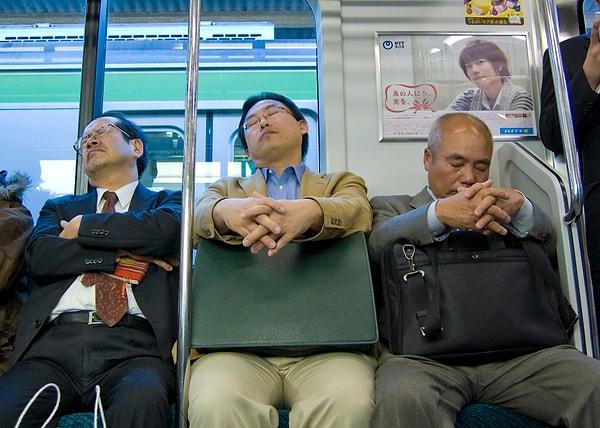 12. Japonya'da iş yerinde uyumak, kişinin çok çalışmaktan bitap düşmüş olduğu kabul edildiği için normal karşılanmaktadır.