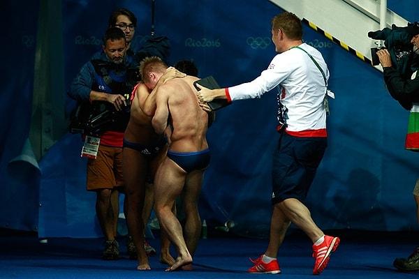 7. İngiliz sporcular Jack Laugher ve Chris Mears erkekler senkronize dalışta birinciliği kazandıktan sonra duygularına hakim olamıyor.