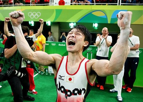 8. Erkekler bireysel jimnastikte altının sahibi Japon atlet Kōhei Uchimura'nı sevinci.