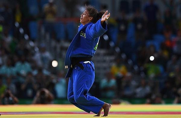 15. Kadınlar 57kg judo finalinde efsane yazan Brezilyalı sprocu Rafaela Silva sevinçten ayakta duramıyor.