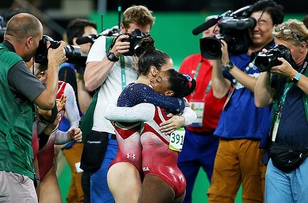 19. ABD'li Simone Biles ve Aly Raisman jimnastik takım finalindeki zaferlerini duygulu anlarla kutluyor.