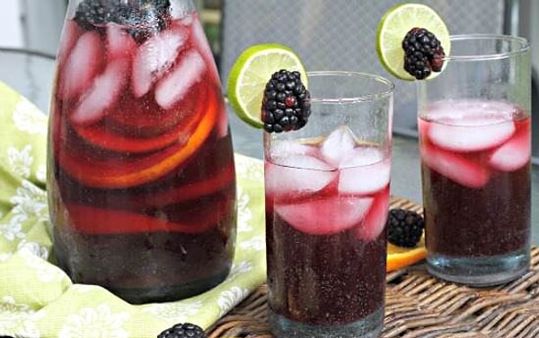 11. Украсьте бокалы мятой, корицей, розмарином, фруктами или ягодами.