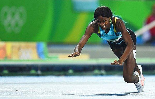Miller 49.44 derecesiyle birinci olurken, ABD'li Allyson Felix'in 49.51'lik süresiyle gümüş, Jamaikalı Shericka Jackson ise 49.85'lik zamanıyla bronz madalya elde etti.