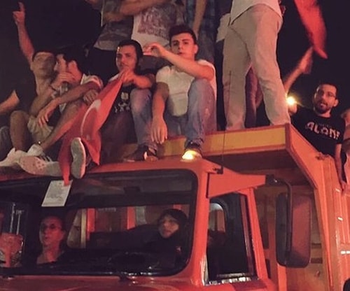 Taksim'e kamyonla giden kadın - Şerif Sezer