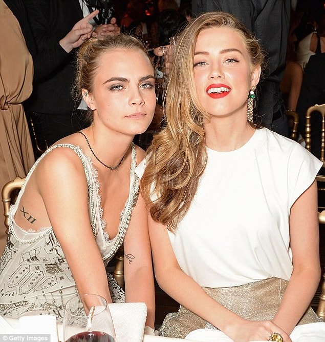 O süreçte Depp'i çılgına çeviren şeyin Cara Delevingne ve Heard arasındaki aşk olduğu iddiası ortalarda dolaşmaya başladı.