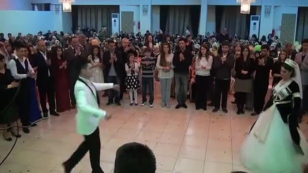 Düğün gibi günlerde geleneklerini asla unutmaz. Danssız olmaz.