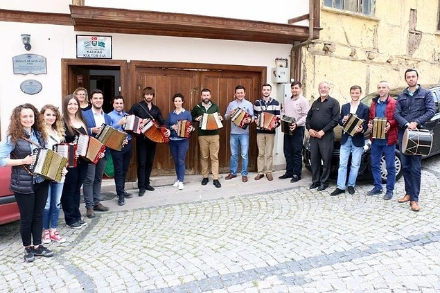 Geleneksel Kafkas müziklerine aşinadır.