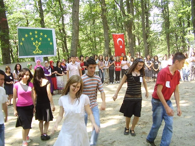 Topraklarıyla, köyleriyle ilişkilerini kesmemeye özen gösterirler.