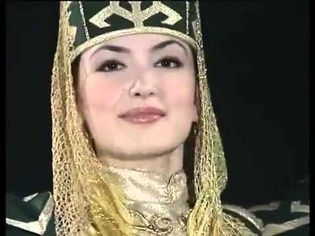 Kadını da erkeği de bakmaya doyamayacağın kadar güzeldir.