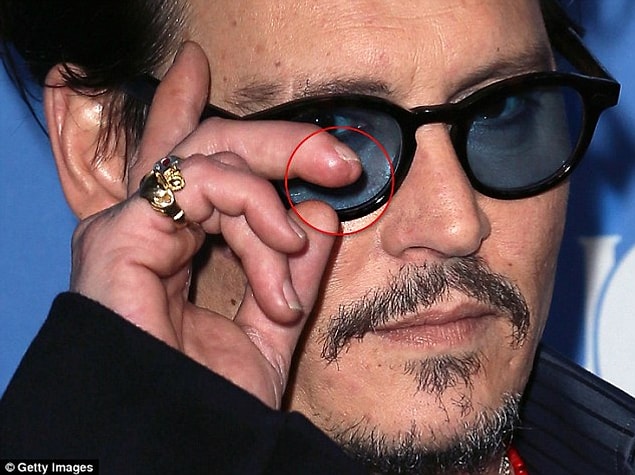 Heard'ün iddialarına göre Depp evlilikleri boyunca, onun başka erkeklerle ilişkileri olduğunu iddia ediyor ve ona hem duygusal hem de fiziksel şiddet uyguluyordu.