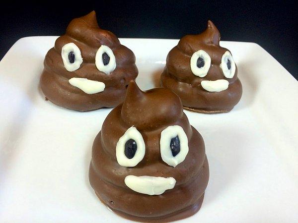 9. Gülen kaka emojisiyle çikolatalı kek yapan pis insan