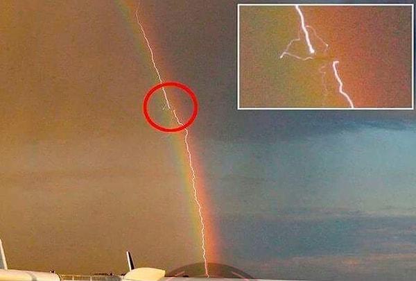 1. Gökkuşağının fotoğrafını çekmek isterken oradan geçen uçağa çarpan yıldırımın görüntüsü!