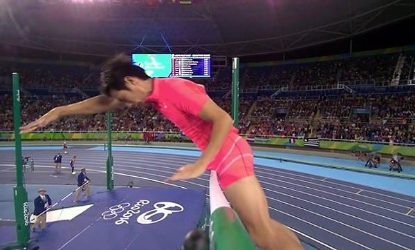 3. Да-да, именно так! 28-летний японский атлет попытался взять высоту в 5,3 м, но во время прыжка что-то пошло не так, и Огита буквально обрушил планку своим мужским органом.