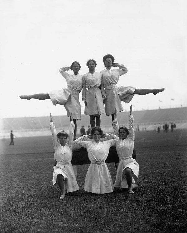 3. Наверное, так бы мы тоже смогли: две мои супер гибкие подруги встали бы по бокам, задрав ноги, а я могла бы встать в центре