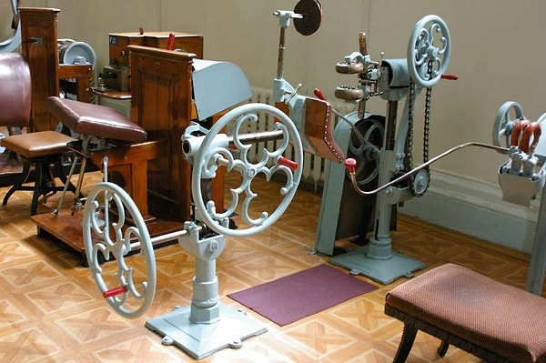 А вот и зал Механотерапии в Ессентуках: