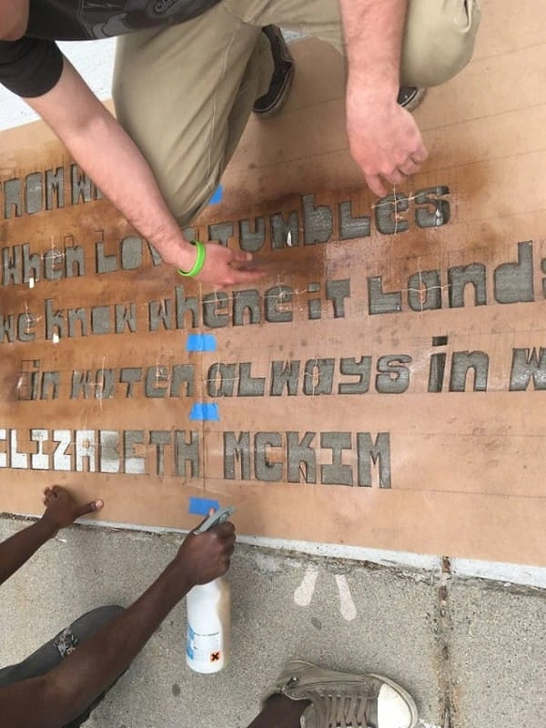 Bunu sağlayan ise kimyasal olarak çözünebilen, su tutmayan, görünmez ve doğa dostu bir sprey boya kullanılması.