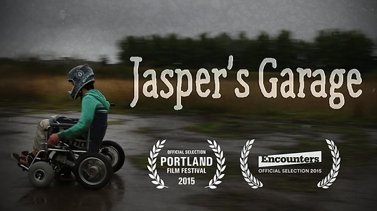 Alışveriş Sepeti ve Tekerlekli Sandalyeden Yüksek Hızlı Go Kart Yapan Genç