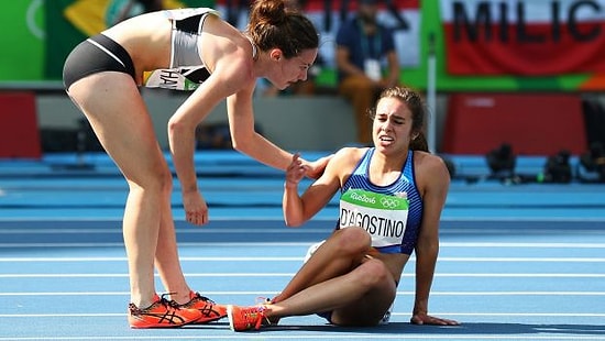 5000 Metre Koşusunda Yere Düşen Atletlerden Olimpiyat Ruhunu Yansıtan Görüntüler