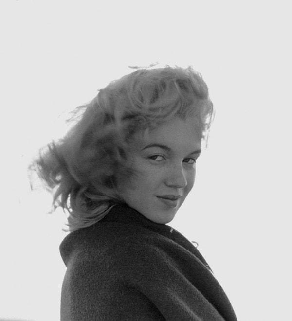 2. O yıllarda hala Norma Jeane Dougherty olarak bilinen 20 yaşındaki Marilyn, en masum halleriyle objektifin karşısındaydı.
