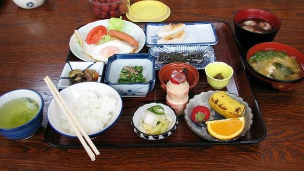 6. Japonlar kahvaltıda da sağlıklı besleniyor.