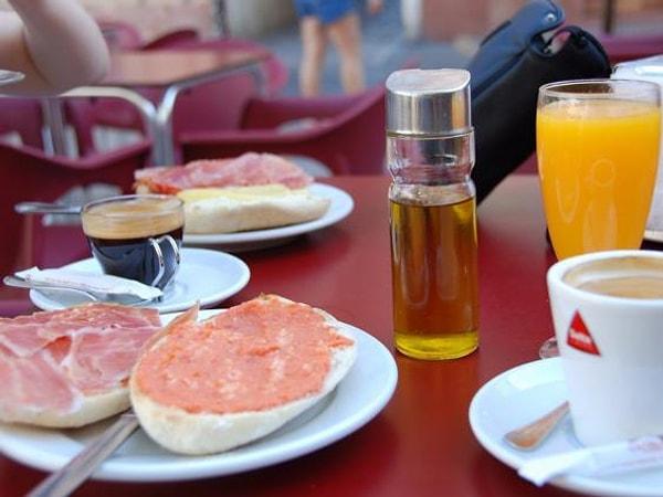 7. İspanyolların tapas geleneği kahvaltıda da devam ediyor.