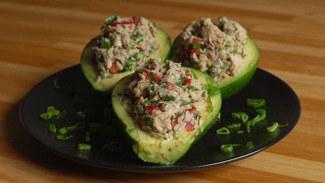 Bu Salatanın Tabağı da Yeniyor: Avokadoda Ton Balığı Salatası Nasıl Yapılır?