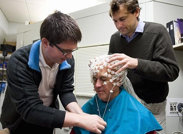 Wisconsin Üniversitesi'nden nörolog Richard Davidson, 2012 yılında uzun süre meditasyon yapmış insanlar üzerinde bir çalışma yürütüyor.