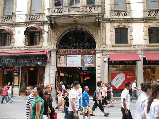 22. Taksim'deki ve Bakırköy'ün arka sokaklarındaki pasajlar.