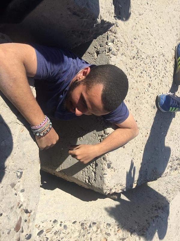 3. Mısır'da bir grup insanın 5 gün süren çalışmaların ardından taşların arasına sıkışan köpeği kurtarması.