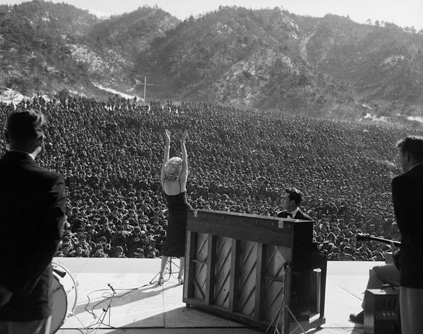 7. Kore Savaşı sonrası müttefik birliklere performans sergileyen Marilyn Monroe, 11 Şubat 1954.
