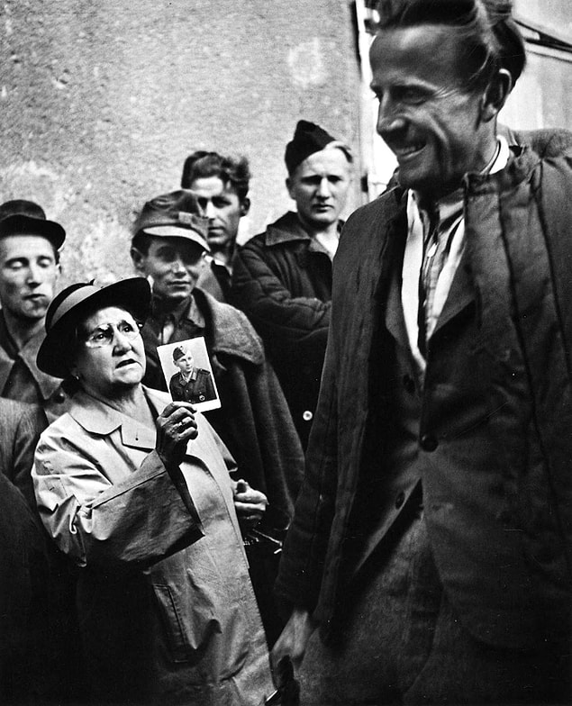 2. Ülkesine dönen savaş esirlerine oğlunun fotoğrafını gösteren anne, 1947.