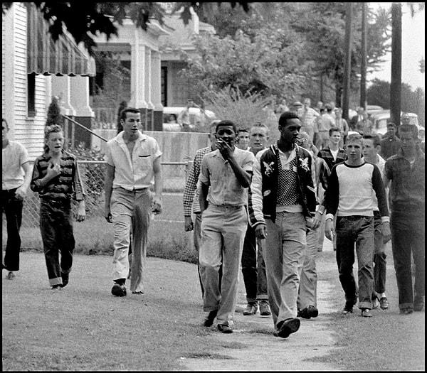 1. Okul yolunda sınıf arkadaşları tarafından taciz edilen iki siyahi öğrenci, Arkansas, ABD, 1957.