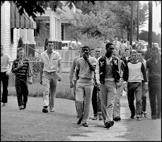 1. Okul yolunda sınıf arkadaşları tarafından taciz edilen iki siyahi öğrenci, Arkansas, ABD, 1957.