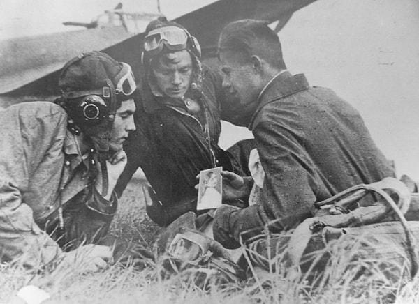 4. Arkadaşlarına sevgilisinin fotoğrafını gösteren Sovyet pilot, 1944.