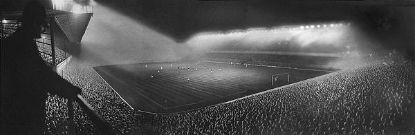 5. 6 Eylül 1913'ten 7 Mayıs 2006'ya kadar Arsenal'e ev sahipliği yapan Highbury Stadyumu'nda bir maç esnasında ilk defa kullanılan aydınlatma ışıkları, 19 Eylül 1951.