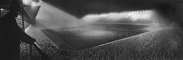 5. 6 Eylül 1913'ten 7 Mayıs 2006'ya kadar Arsenal'e ev sahipliği yapan Highbury Stadyumu'nda bir maç esnasında ilk defa kullanılan aydınlatma ışıkları, 19 Eylül 1951.