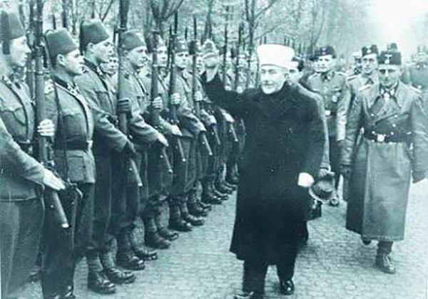 8. Filistin müftüsü Muhammed Emin el-Hüseyni, Bosnalı Müslüman Nazileri selamlıyor, 1 Kasım 1943