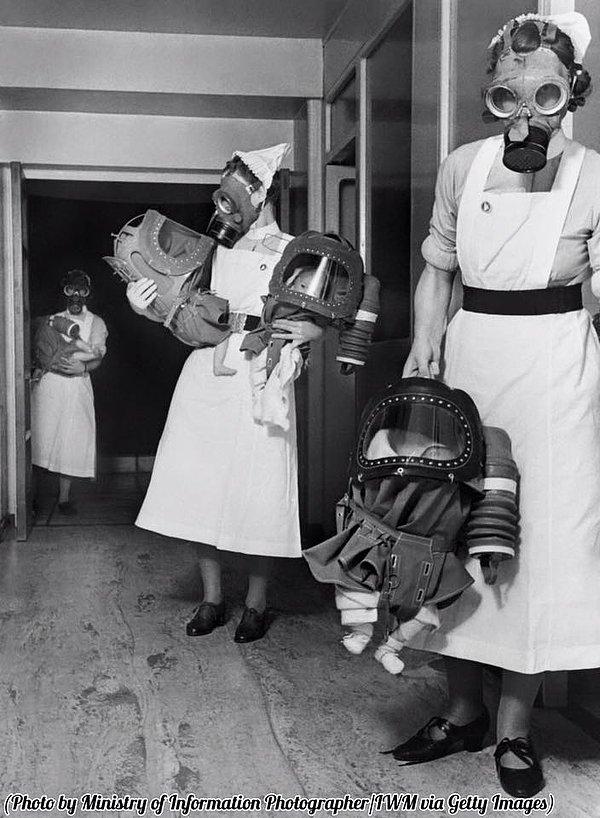 11. Londra'da bebekler için gaz maskesi test edilirken, 1940