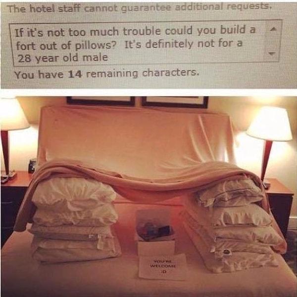Bir başka özel istek talebinde de yatağın üzerine yastıklardan yapılmış bir kale talep eden çılgın müşteri yine otel tarafından memnun edilmişe benziyor.