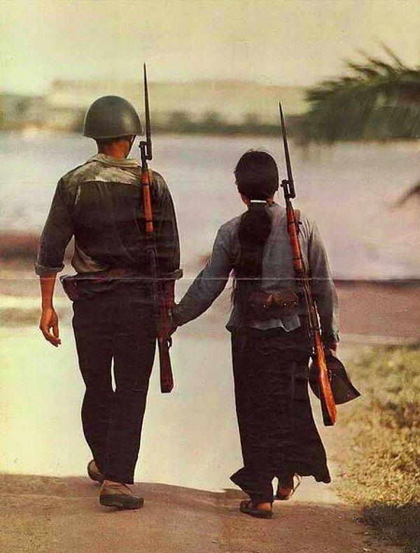 13. Vietnam'da birlikte savaşan bir çift, 1971