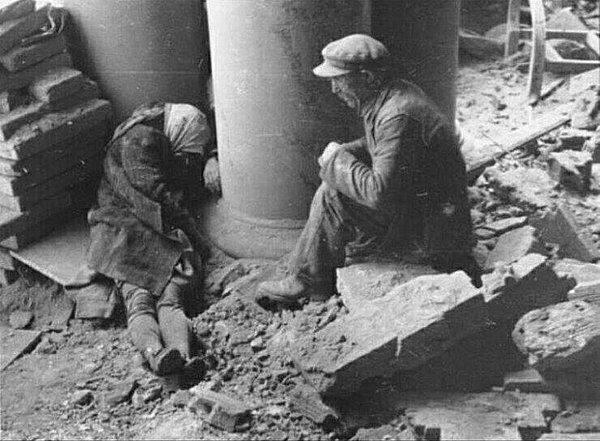 14. Yaşlı adam, Alman bombardımanında ölen karısının başında yas tutuyor, Polonya 1944