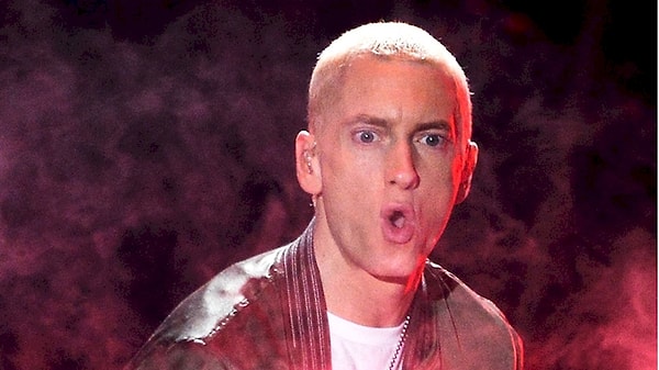 8. Эминем также стал жертвой троллей, когда появились слухи, что он умер в автокатастрофе. Были даже выложены фото с "места происшествия".