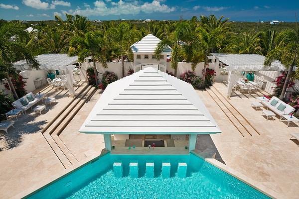 8. На территории были все мыслимые и немыслимые удобства: несколько пляжей, лодки, водные лыжи, серфы.